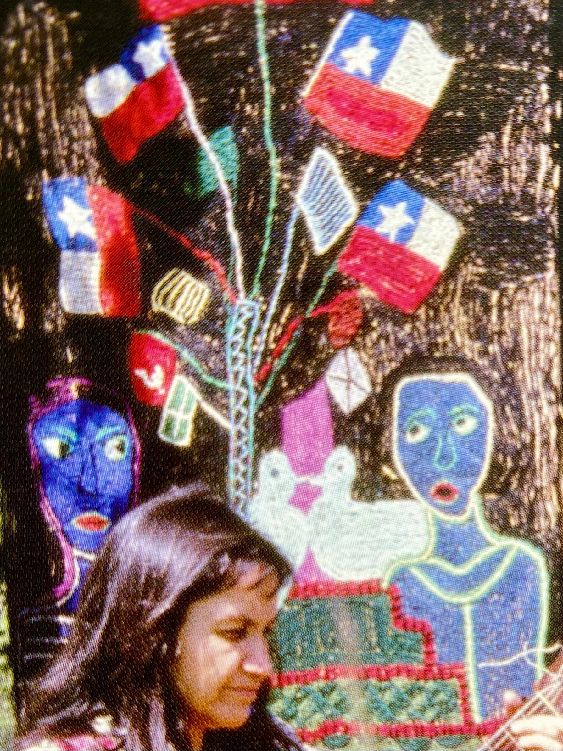 Violeta Parra junto a la arpillera El manicero